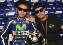 MotoGP 2016. Il casco speciale di Rossi è in versione Blues Brothers