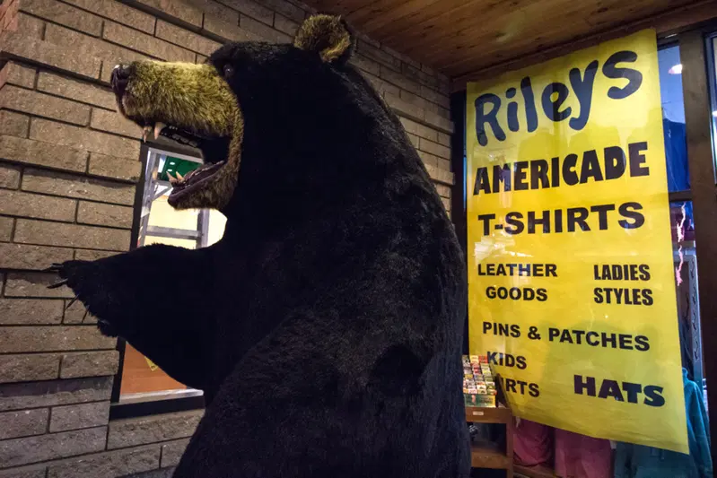 T-Shirt e souvenirs sembrano ormai gli unici articoli venduti all'Americade