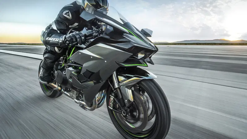 TT: Hillier, un giro del Mountain sulla Ninja H2R