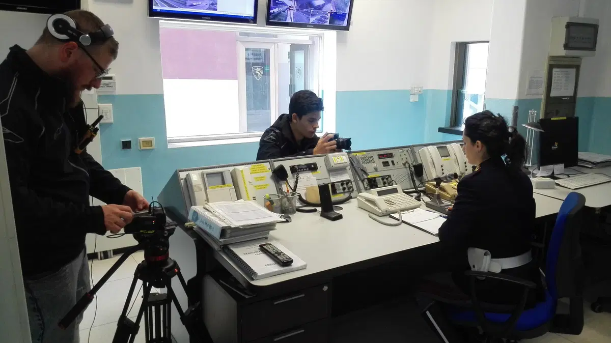 Polizia Stradale in azione: sorpasso e superamento a destra - Moto.it (3)