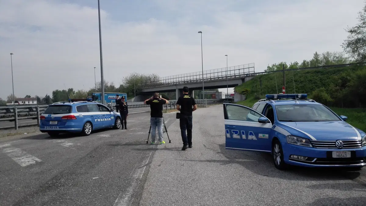 Polizia Stradale in azione: sorpasso e superamento a destra - Moto.it (5)