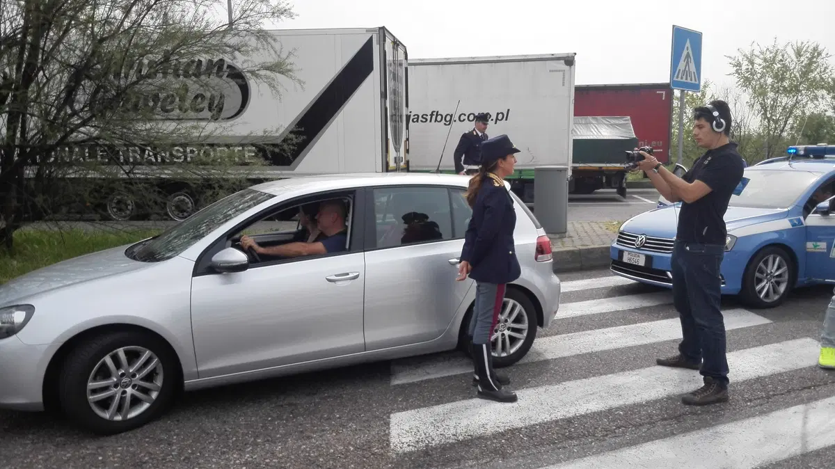 Polizia Stradale in azione: sorpasso e superamento a destra - Moto.it