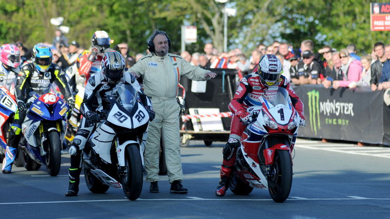 Tourist Trophy 2015, Anstey domina la prima sessione di qualifiche