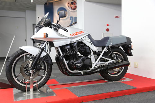 All'ingresso del museo troneggia una GSX 1100S Katana