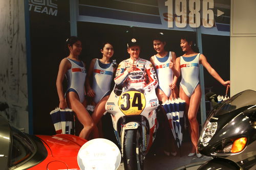 La foto commemorativa della vittoria del 1988 a Suzuka (l'anno sopra indica solo il debutto di Schwantz in 500, con una wild card ad Assen)