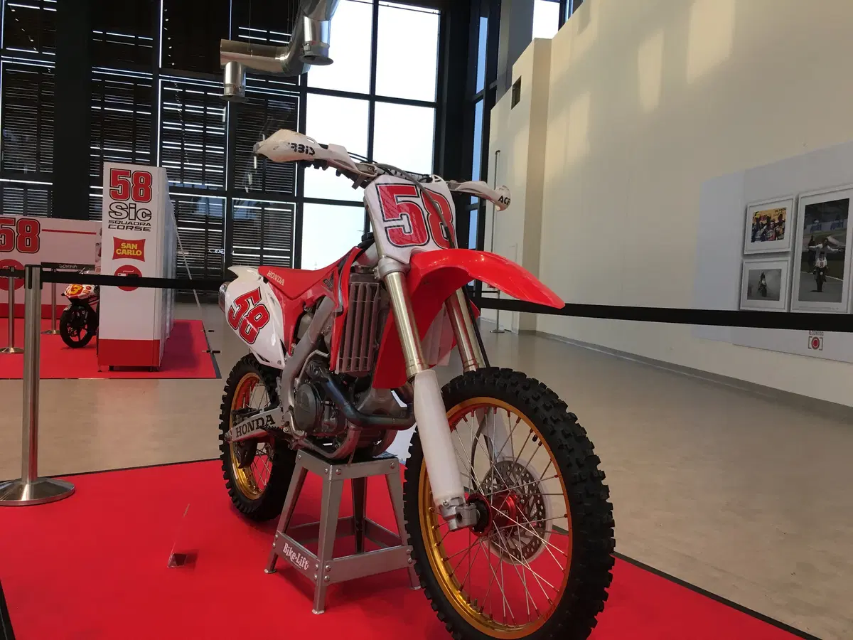 La SIC58 Squadra Corse arriva a il Centro di Arese 