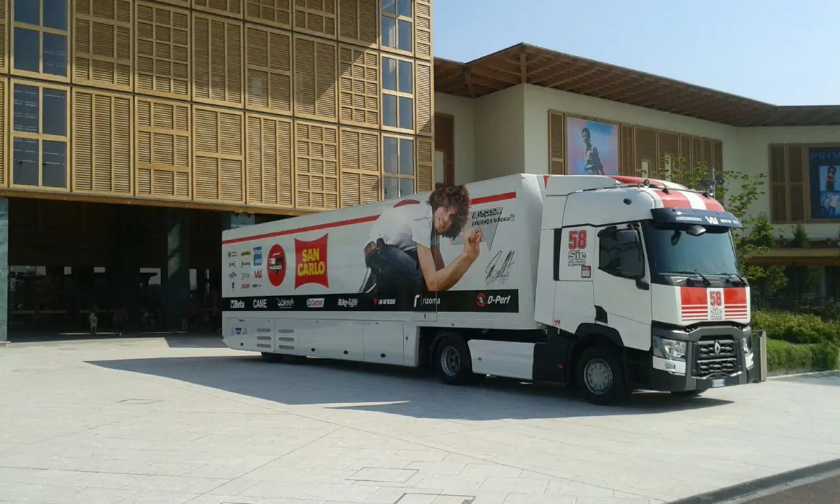 La SIC58 Squadra Corse arriva a il Centro di Arese  (3)