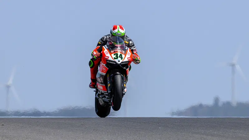 SBK 2015, Portimao. Giugliano &egrave; primo nelle cronometrate