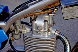 La testa, progettata dal tecnico Harry Weslake, era molto diversa da quella della B 44 di serie. Il motore forniva buone prestazioni, che gli permettevano di ottenere risultati interessanti nelle gare inglesi. A livello mondiale le cose andavano diversamente perché era già iniziata l’era dei due tempi