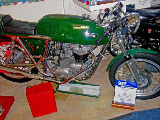 Per diversi anni le special stradali con motore Triumph bicilindrico e ciclistica Rickman sono state autentici classici. Questa, già dotata di freno a disco, è una café racer della più pura scuola inglese   