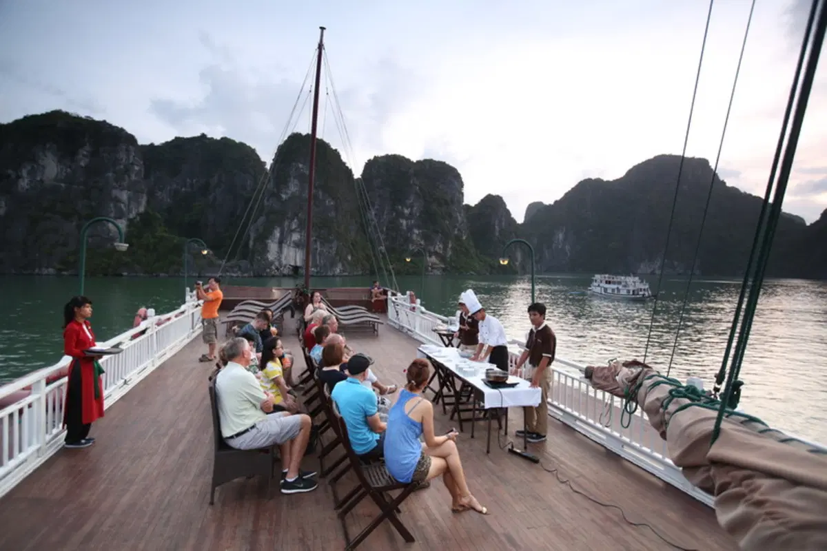 Planet Explorer 7 in Vietnam. Day 2, Ha Long Bay (7)