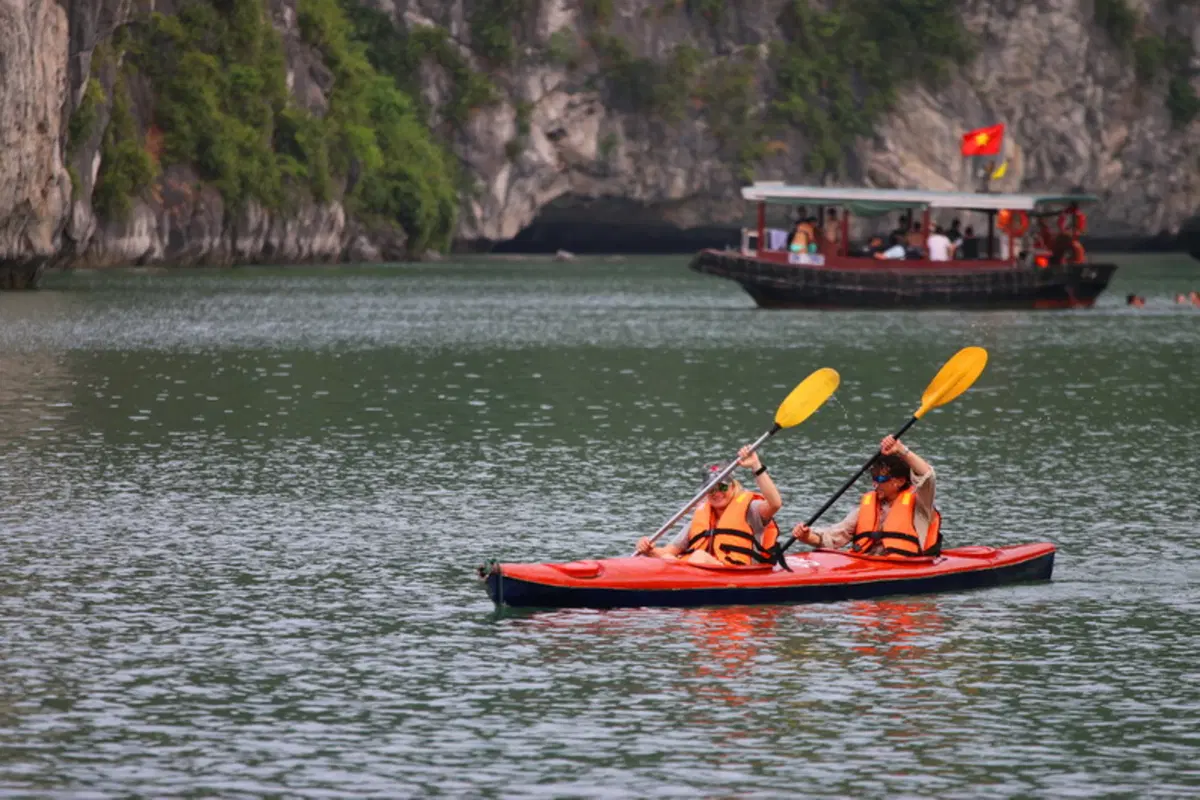 Planet Explorer 7 in Vietnam. Day 2, Ha Long Bay (8)