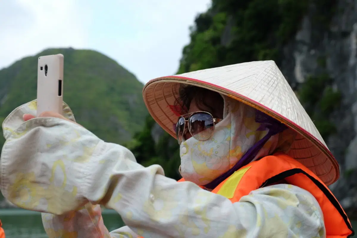 Planet Explorer 7 in Vietnam. Day 2, Ha Long Bay (12)