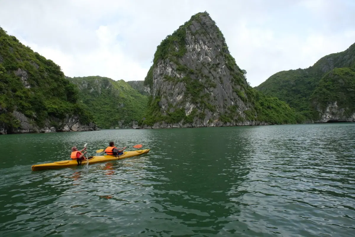 Planet Explorer 7 in Vietnam. Day 2, Ha Long Bay (17)