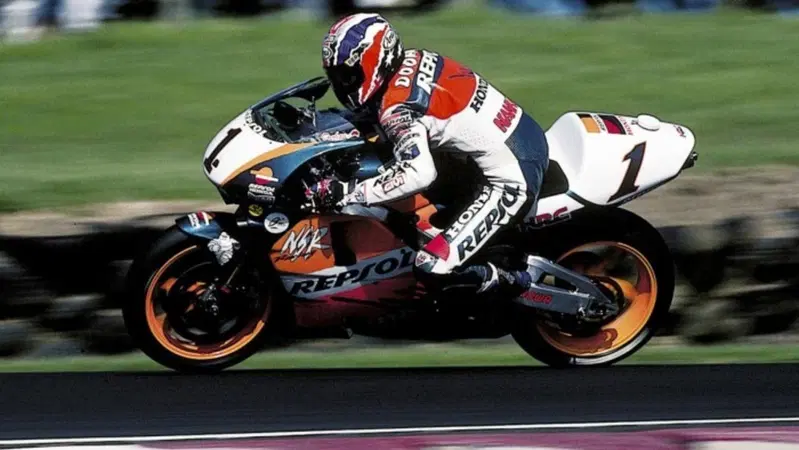 Arai e Doohan: un casco all'asta per i terremotati