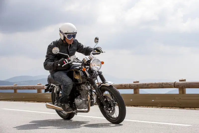 La Black Seven 125 &egrave; adatta ai giovanissimi di 16 anni, ma all'occorrenza trasporta comodamente anche i tester fuori-misura (come il nostro!)