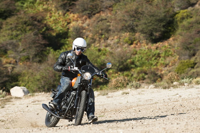 A fine giornata abbiamo giocato un po' con la Scrambler 400, che si conferma una moto facile, adatta ai giri senza fretta anche in due