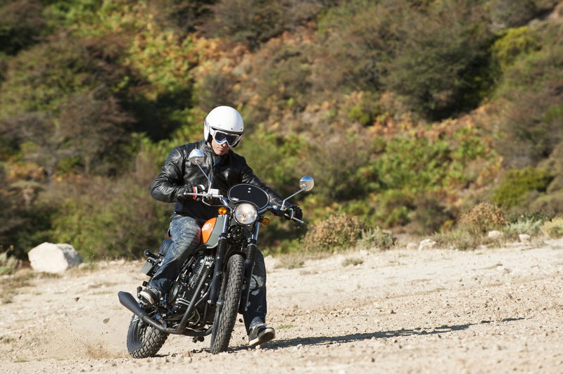 A fine giornata abbiamo giocato un po&#039; con la Scrambler 400, che si conferma una moto facile, adatta ai giri senza fretta anche in due