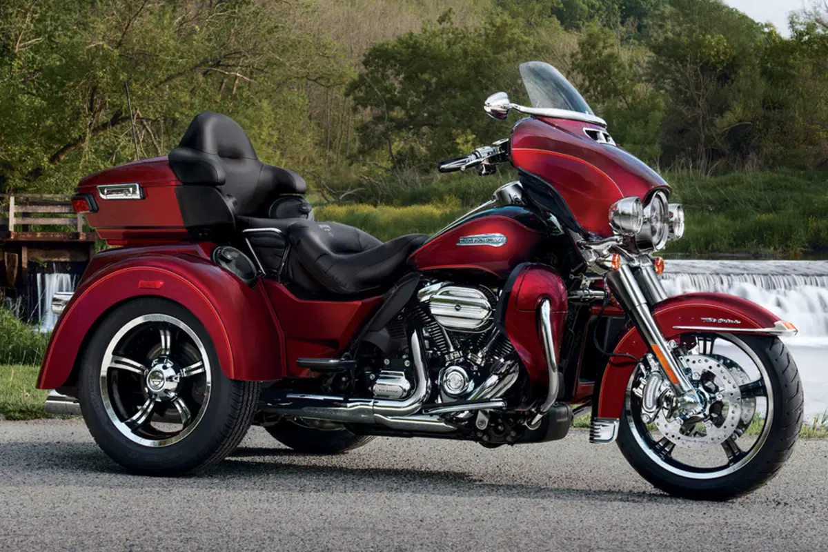 Harley-Davidson Trike 107 Tri Glide Ultra (2016) - FLHTCUTG (2)