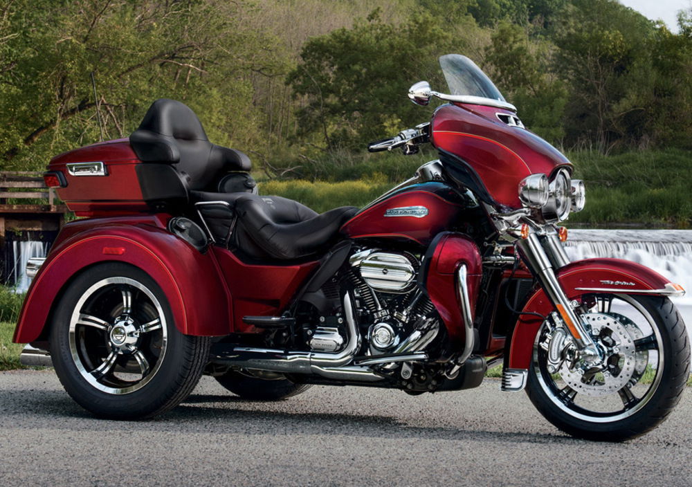 Harley-Davidson 107 Tri Glide Ultra (2016) - FLHTCUTG (2)