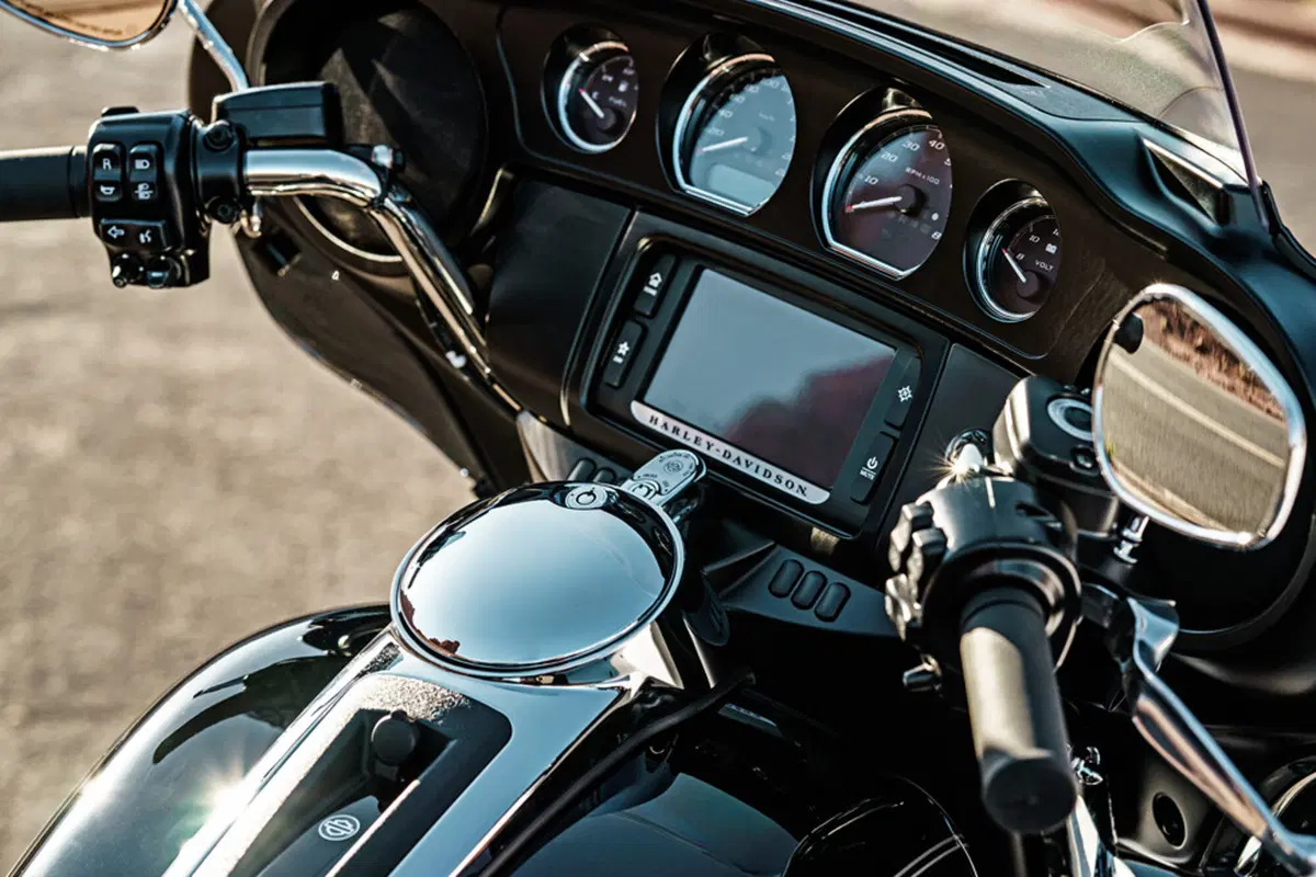 Harley-Davidson Trike 107 Tri Glide Ultra (2016) - FLHTCUTG (4)