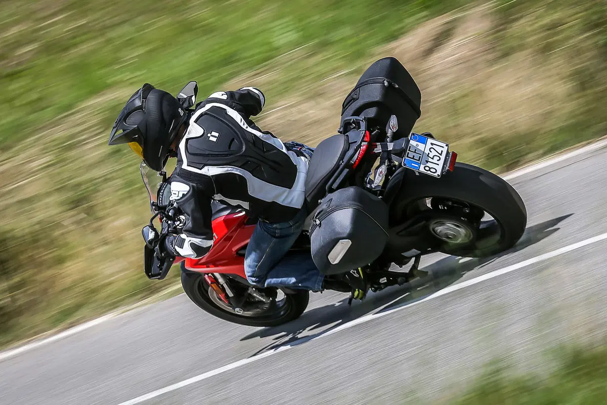 Ducati Hyperstrada 939 (4)