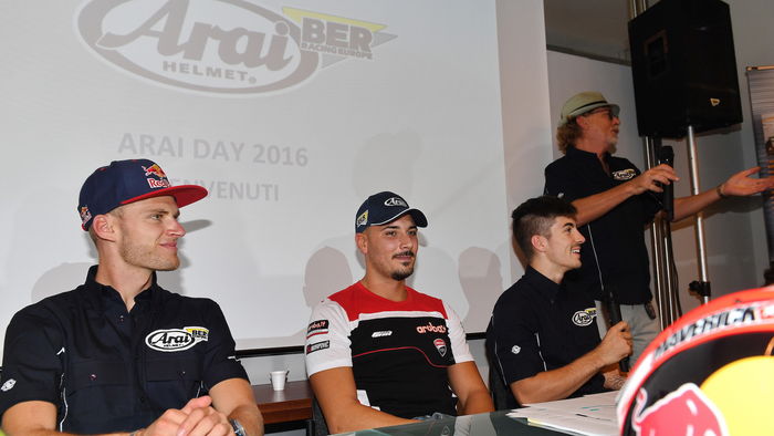 Da sinistra Binder, Davide Giugliano e Maverick Viñales intervistati da Giovanni Di Pillo