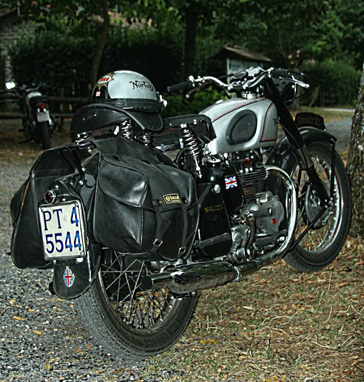 Moto inglesi in riva al lago