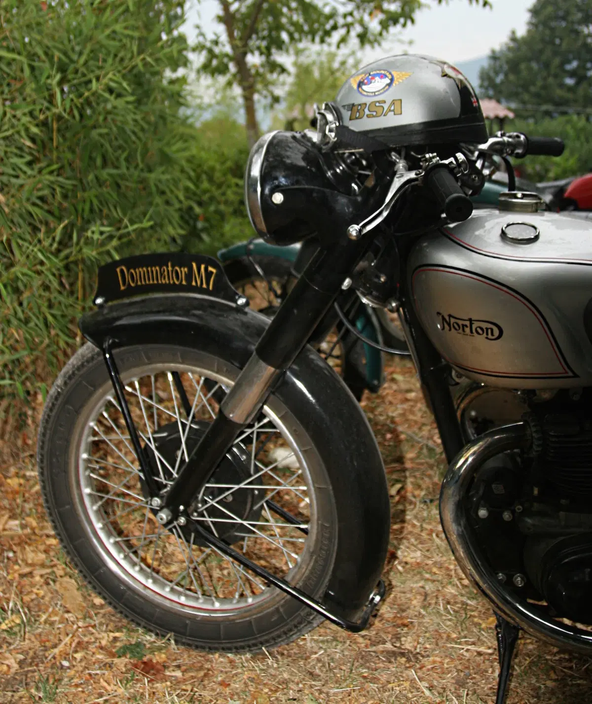 Moto inglesi in riva al lago (3)