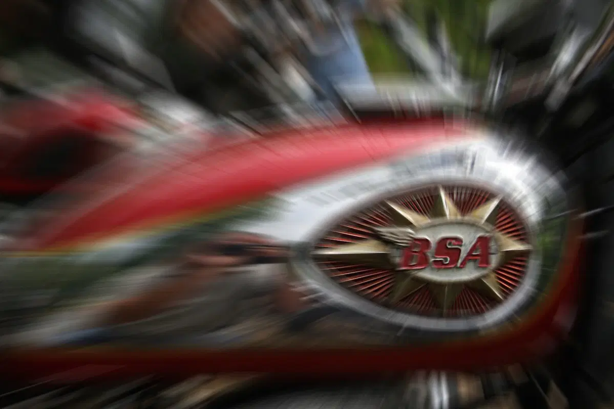 Moto inglesi in riva al lago (5)
