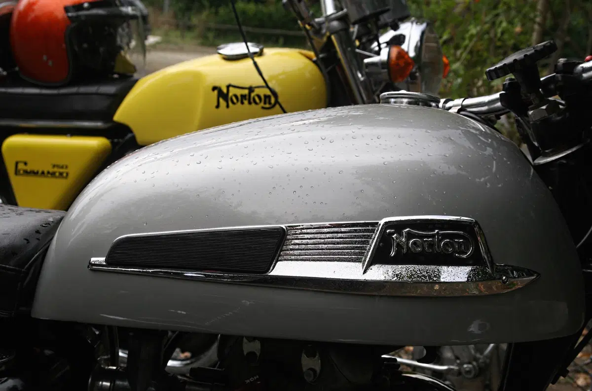 Moto inglesi in riva al lago (6)
