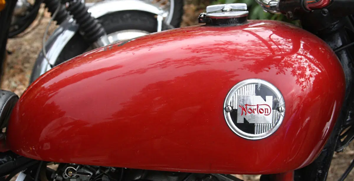 Moto inglesi in riva al lago (7)