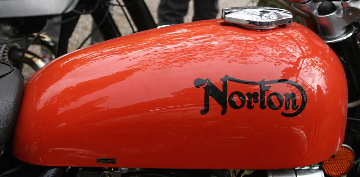 Moto inglesi in riva al lago (9)
