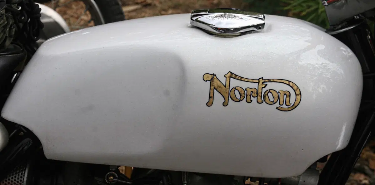 Moto inglesi in riva al lago (10)