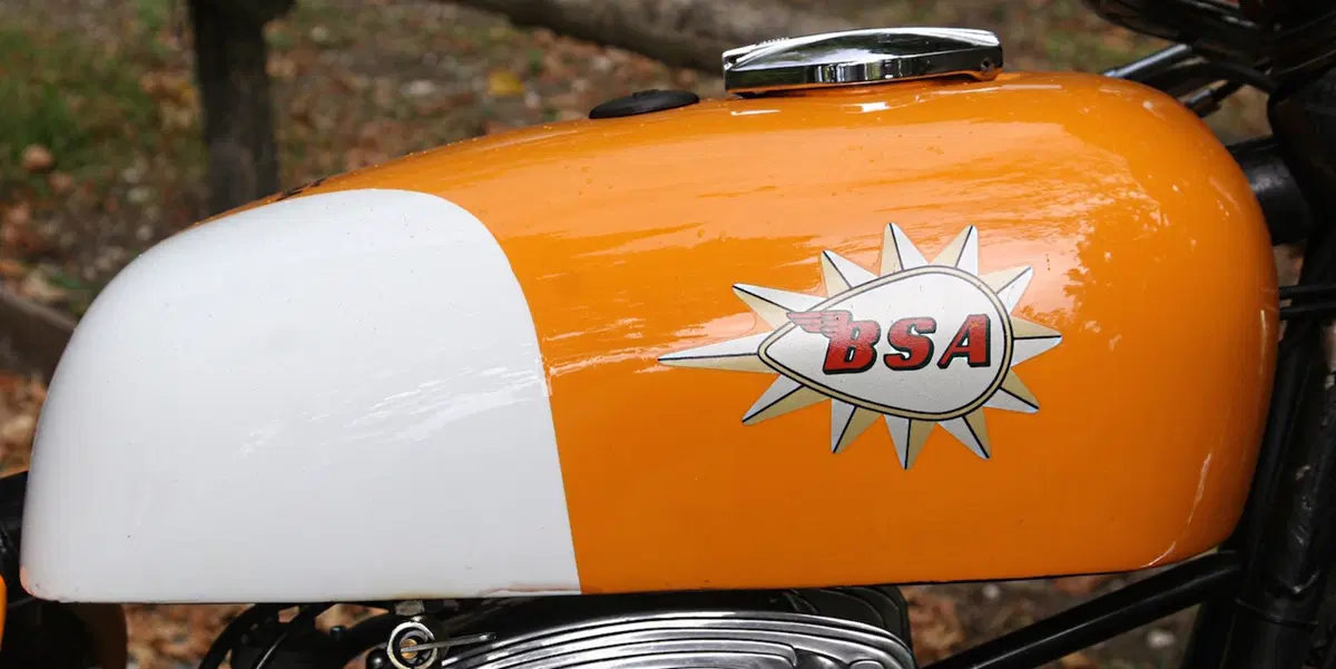 Moto inglesi in riva al lago (12)
