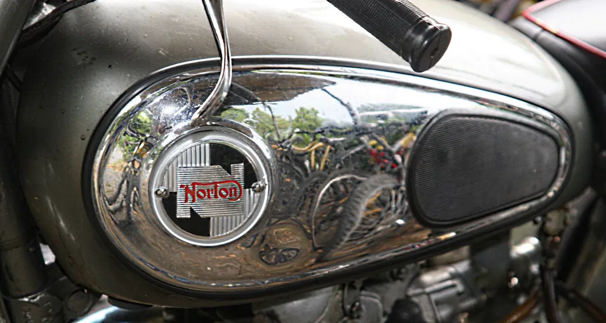 Moto inglesi in riva al lago (13)