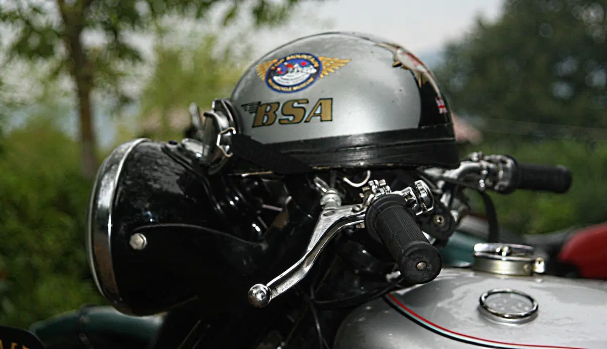 Moto inglesi in riva al lago (18)