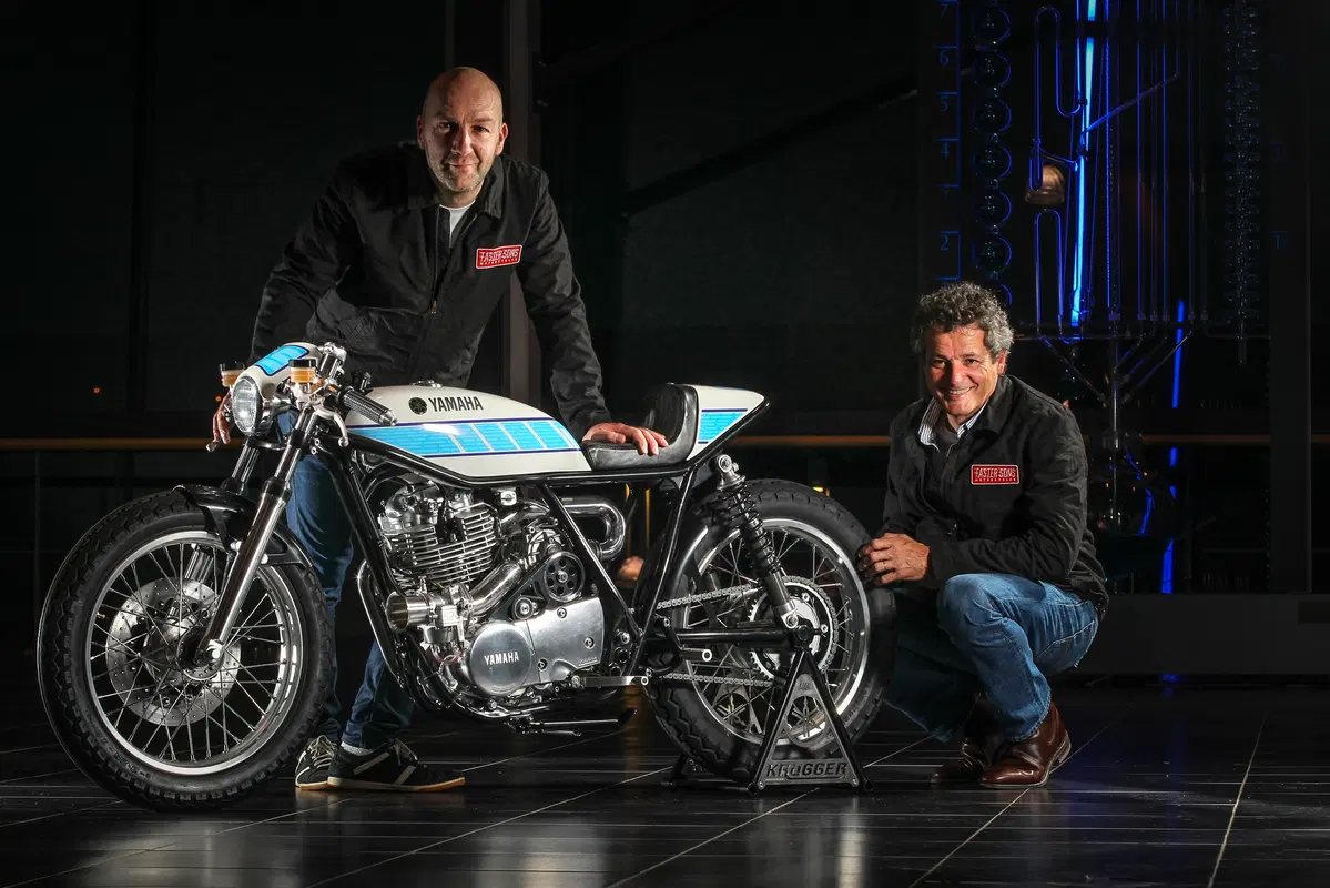 Yamaha SR 400 Krugger, vintage GP style (3)