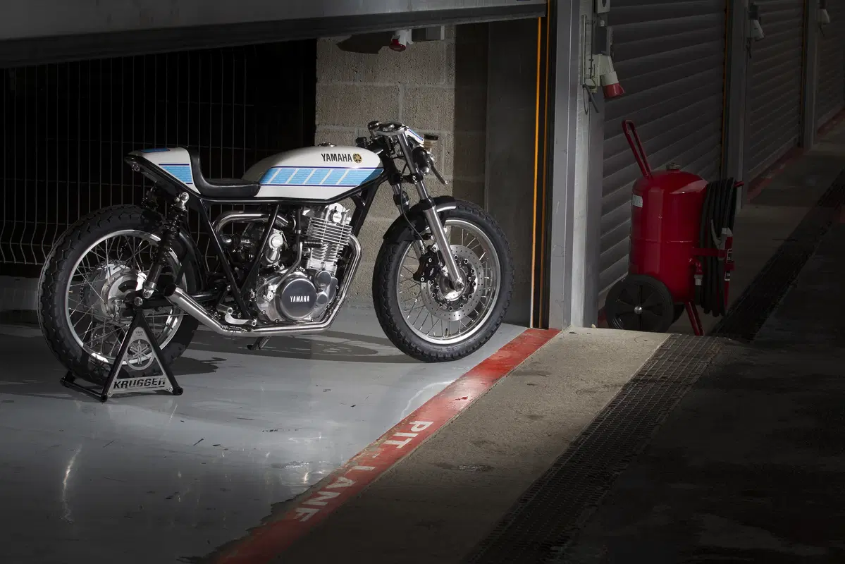 Yamaha SR 400 Krugger, vintage GP style (2)