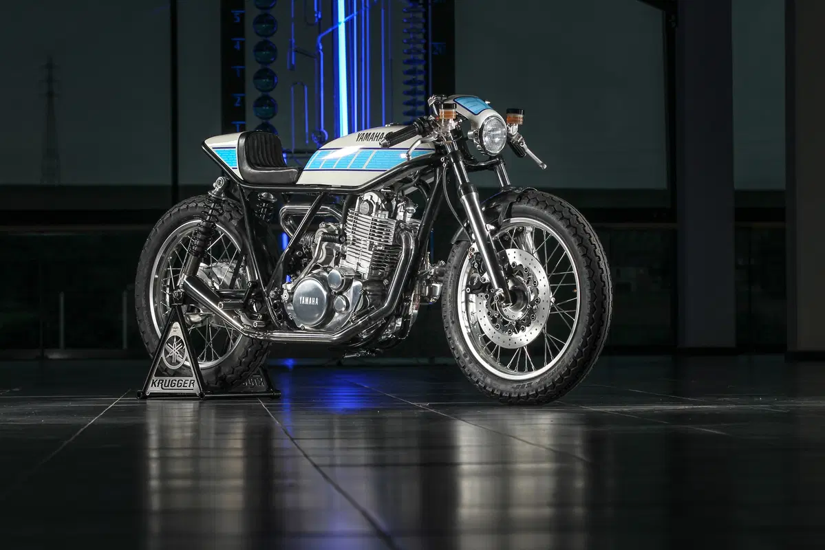 Yamaha SR 400 Krugger, vintage GP style (4)