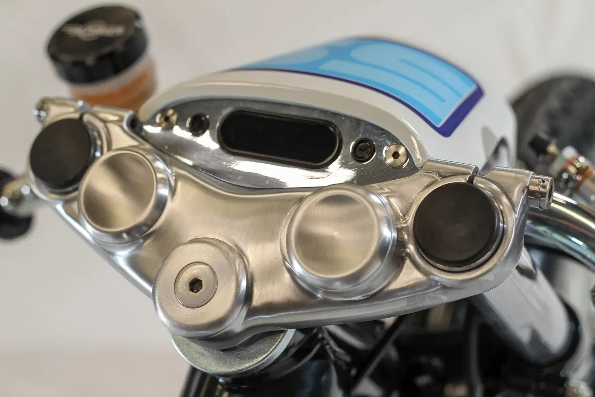 Yamaha SR 400 Krugger, vintage GP style (9)