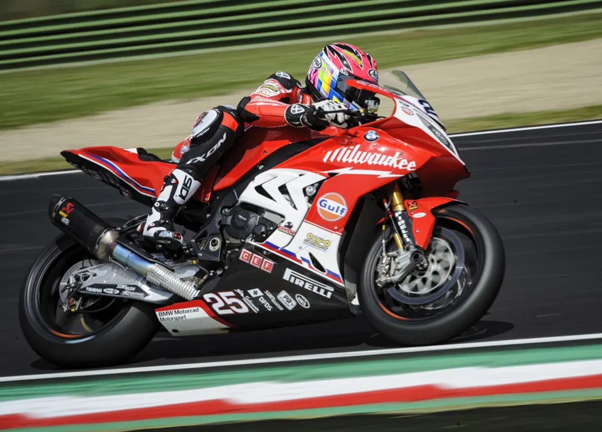  SBK. Il team Milwaukee con Aprilia nel 2017. Piloti Laverty e Savadori (4)