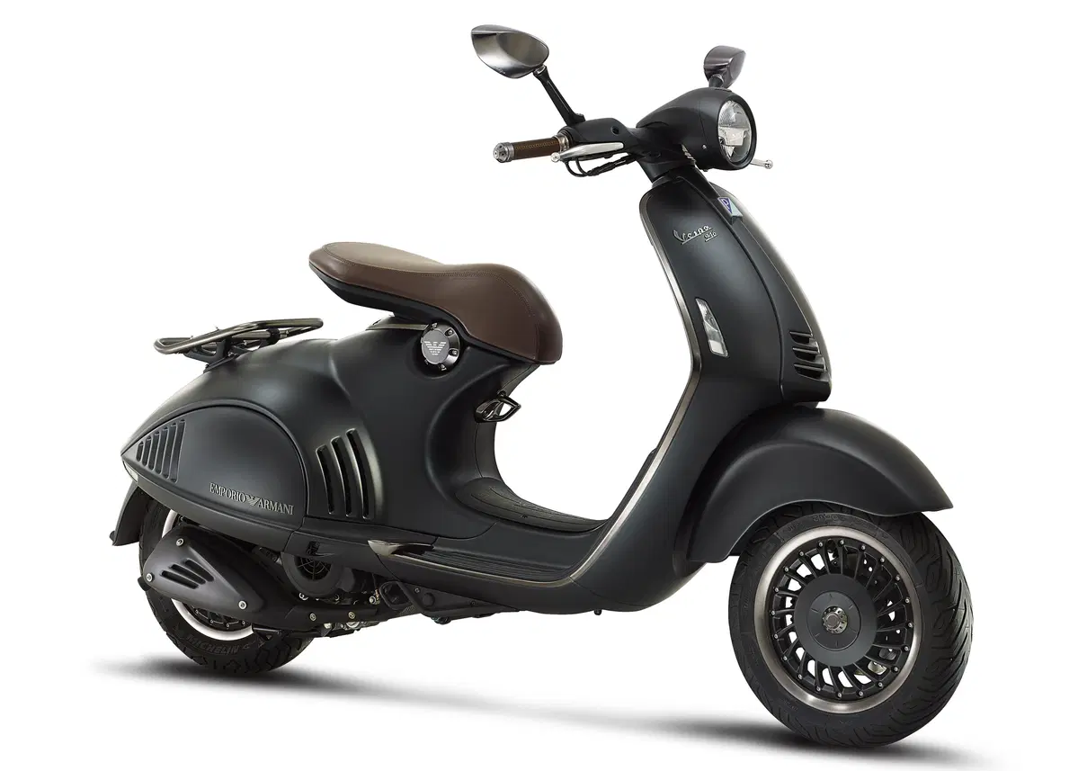 Vespa 946 Emporio Armani (2)