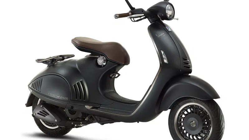 La Vespa disegnata da Giorgio Armani