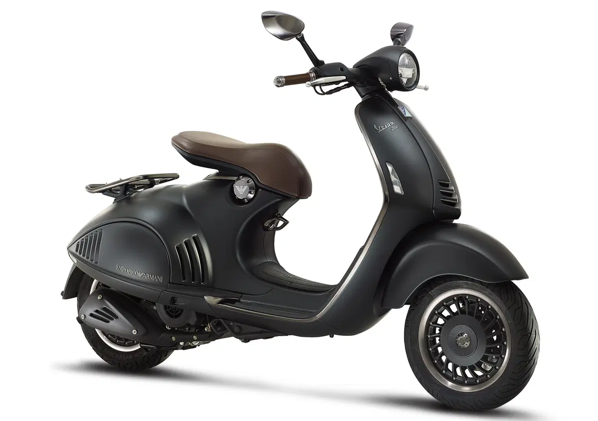 La Vespa disegnata da Giorgio Armani