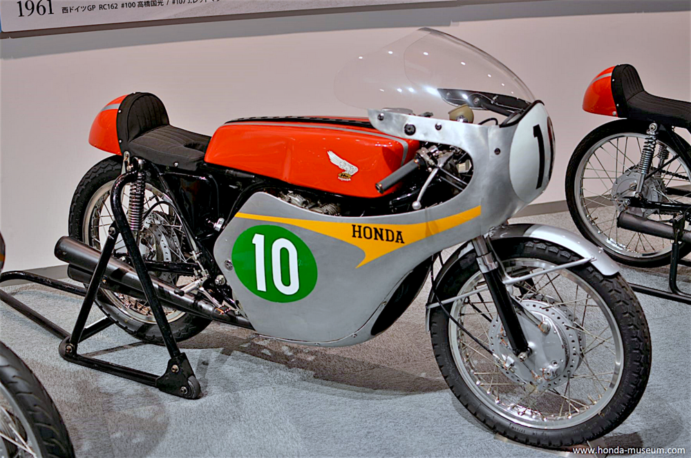 La straordinaria Honda RC 162, apparsa nel 1961, era dotata di un motore quadricilindrico di 250 cm3 (alesaggio e corsa = 44 x 41 mm) che erogava oltre 40 cavalli a 14000 giri/min. La lubrificazione era a carter secco