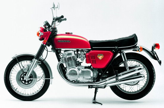 Con la Honda CB 750 Four è iniziata l’era dei quadricilindrici in linea frontemarcia prodotti in gran serie per modelli stradali. Freno anteriore a disco a comando idraulico, avviamento elettrico e componentistica di prim’ordine completavano il quadro