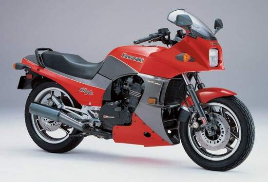 7- La Kawasaki GPz 900 ha davvero indicato la strada, aprendo l’era delle quadricilindriche in linea con raffreddamento ad acqua e catena di distribuzione laterale (che permetteva di impiegare un albero a gomiti più corto, poggiante su cinque supporti). Questo motore era anche dotato di un equilibratore dinamico