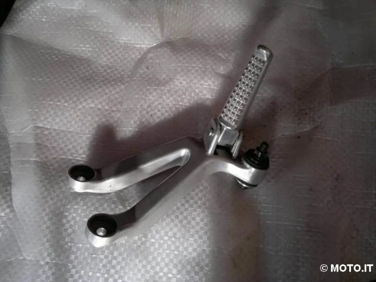 staffa e pedana passeggero dx cbr 900 rr dal 92 a Honda cbr 900 rr