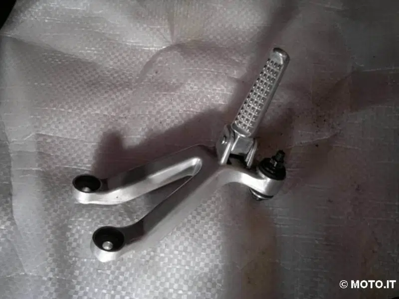 staffa e pedana passeggero dx cbr 900 rr dal 92 a Honda cbr 900 rr